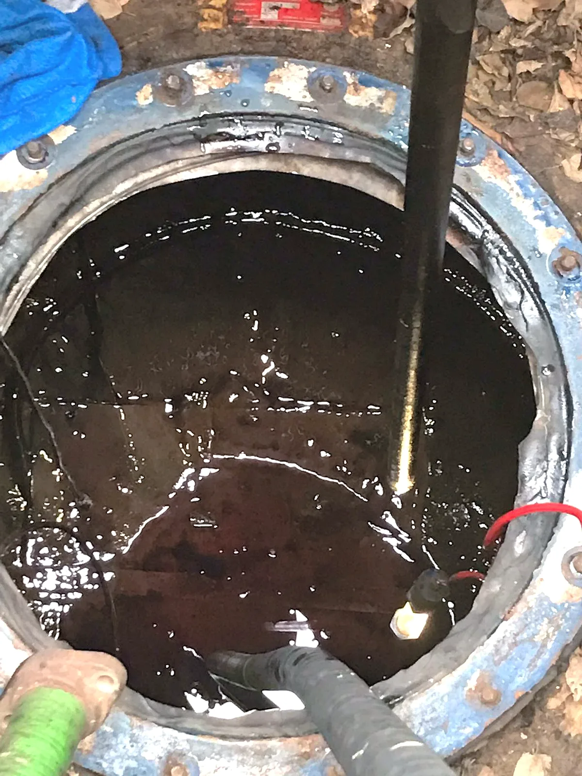 Geöffneter Tank mit sichtbarem Flüssigkeitsinhalt